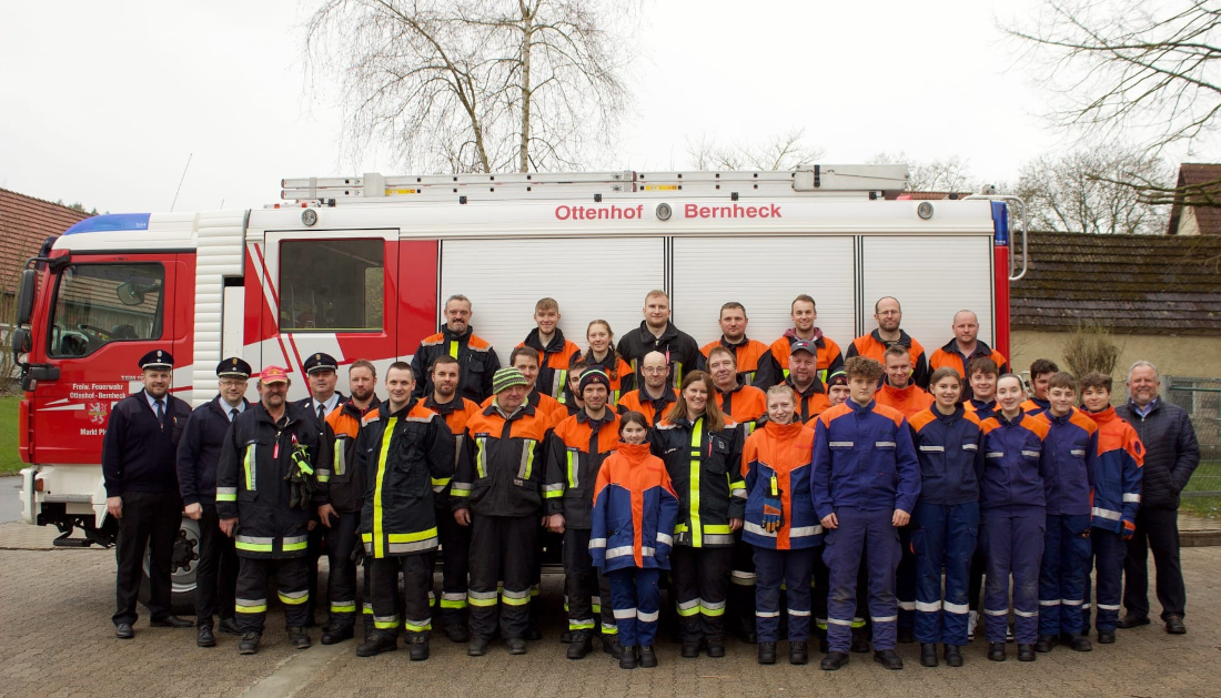 Gruppenfoto der Ff Ottenhof-Bernehck vor dem HLF20